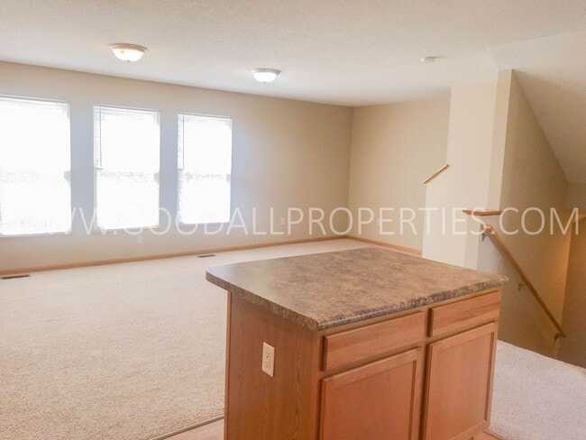 Building Photo - 2 Bedroom, 2.5 Bath Townhome in Urbandale with two car garage.