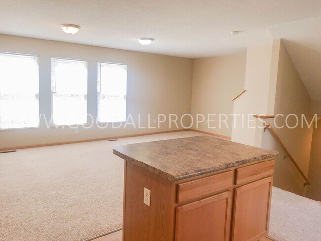 Foto del edificio - 2 Bedroom, 2.5 Bath Townhome in Urbandale with two car garage.
