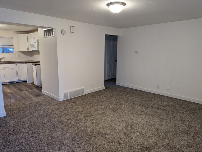 Foto del edificio - 2 bed 1 bath apartment