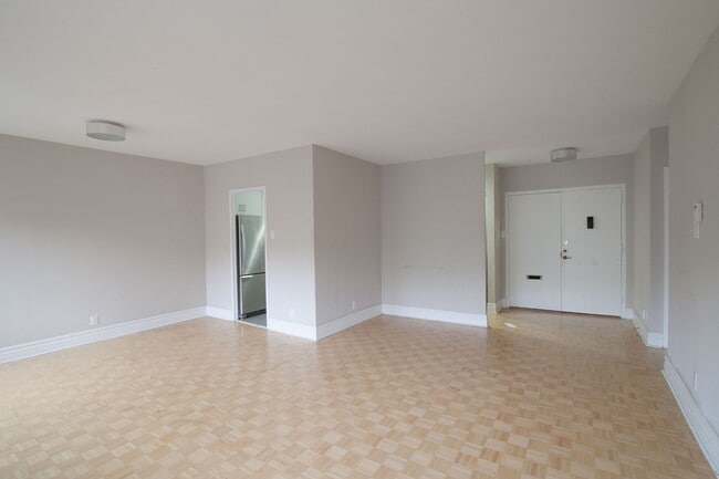 Building Photo - 4555 Av. Bonavista