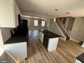 Building Photo - 5543 Ridge Ave