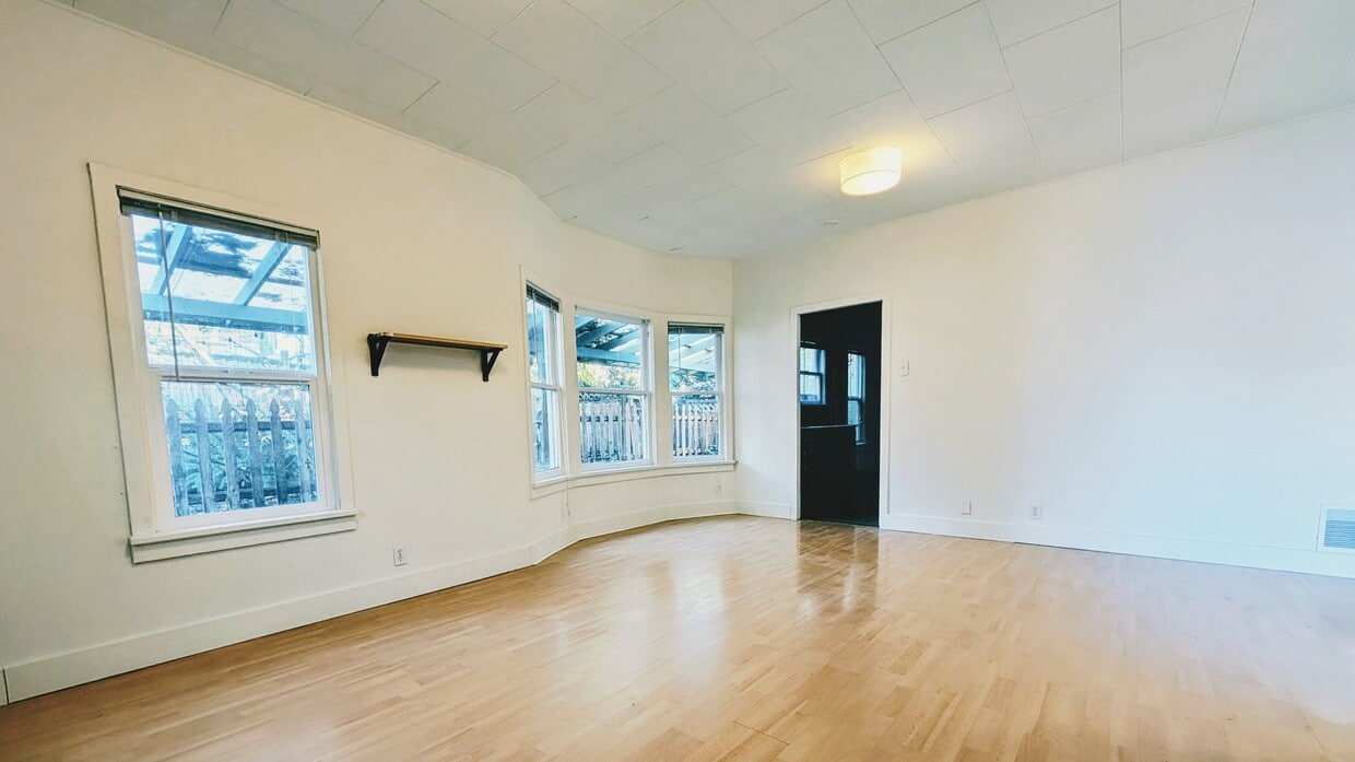 Photo - 1403 N 36th St (Seattle, WA)