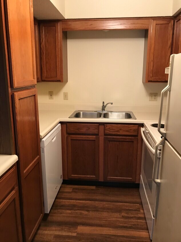 Kitchen with appliances - 206 Park Dr