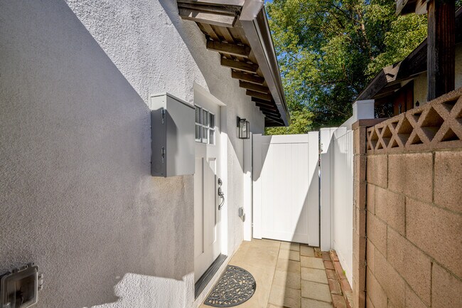 Foto del edificio - 15236 Leadwell St