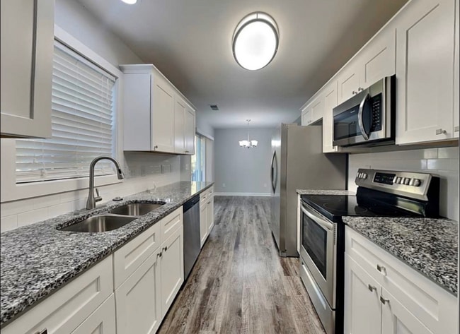 Building Photo - 2010 W Date Tree Rd