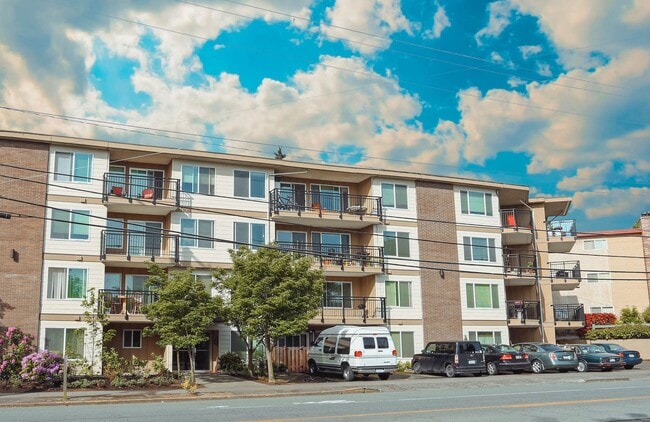 Building Photo - Spacious Renovated 2 Bed 1.5 Bath with Cor...