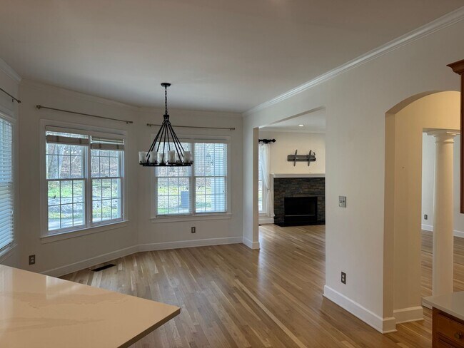 Foto del edificio - Stunning 4BR Executive Style Home in Brentwood