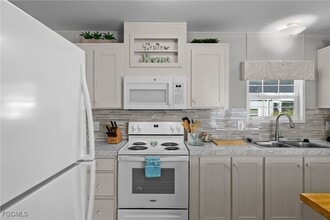 Building Photo - 1747 Beverly Dr