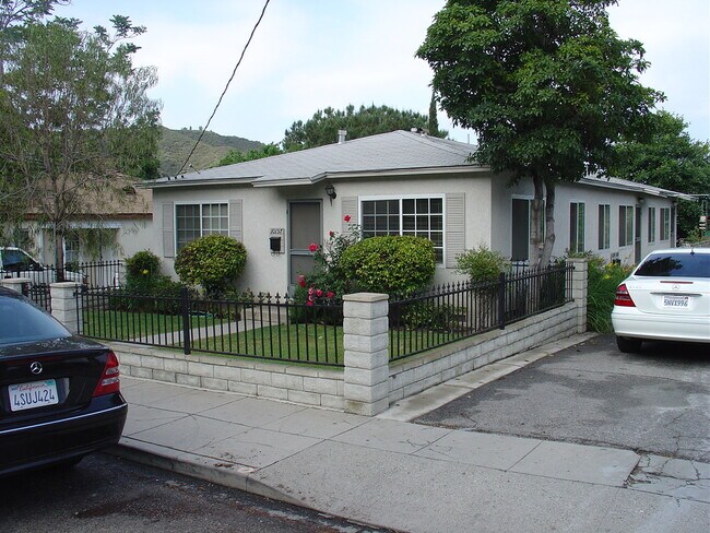 Building Photo - 10161 Fernglen Ave
