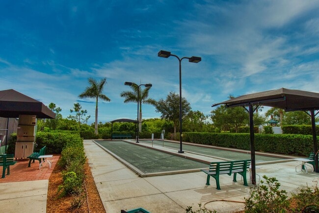 Building Photo - Seasonal Short-Term Pet Friendly Home loca...