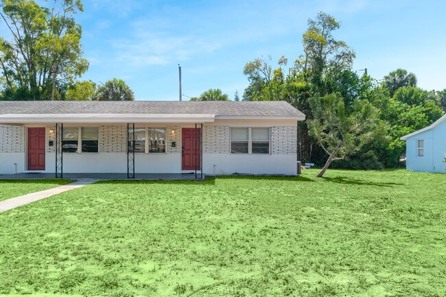 Building Photo - Downtown Vero Location - 2/1 Duplex