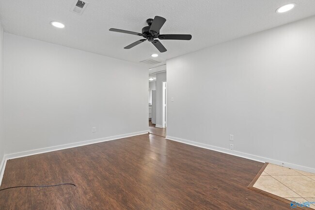 Foto del edificio - 1306 Oshaughnessy Ave NE