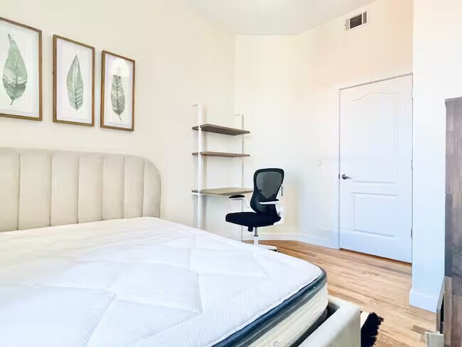 Foto del edificio - Furnished room/NOT APARTMENT