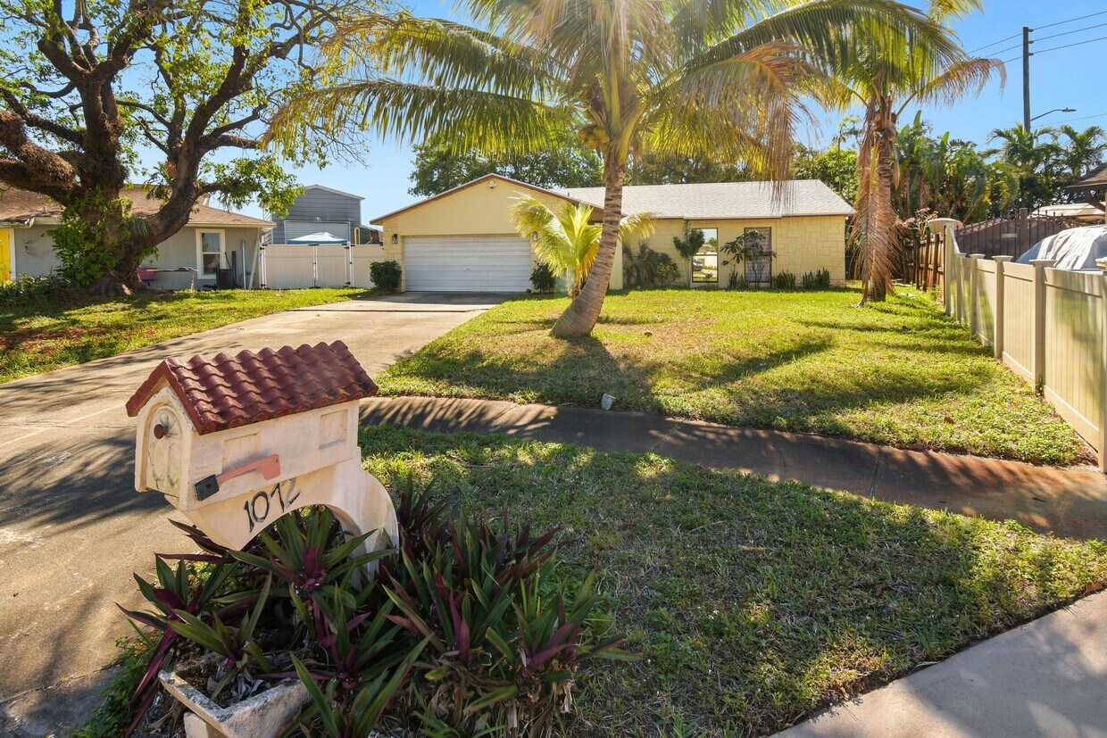 Primary Photo - 1072 Fernlea Dr
