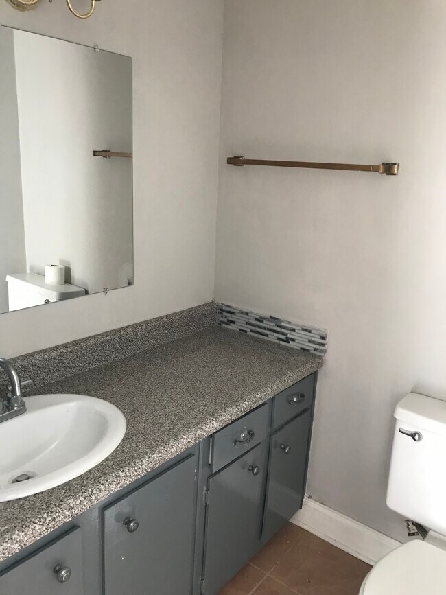 1/2 baño - 5589 Gates Cv