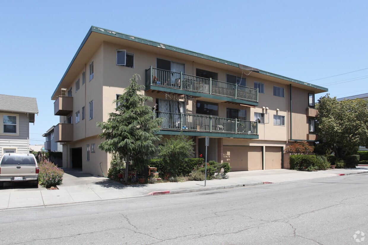 Building Photo - 681 Walnut