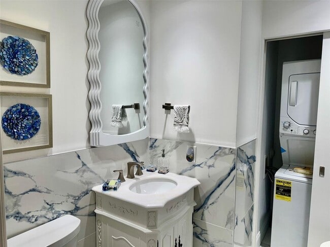 Building Photo - 1010 NE 8th Ave