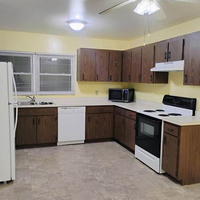 Building Photo - Spanish-Style 3 Bedroom, 2.5 Bath Mediterranean Rooftop Townhouse – Basic Cable & Wi-Fi Included!