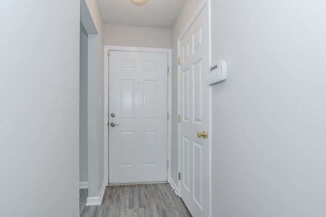Building Photo - Updated 2 Bed 2 Bath Townhouse