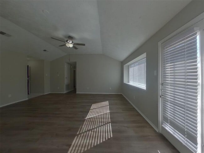 Building Photo - 2802 N Spring Dr