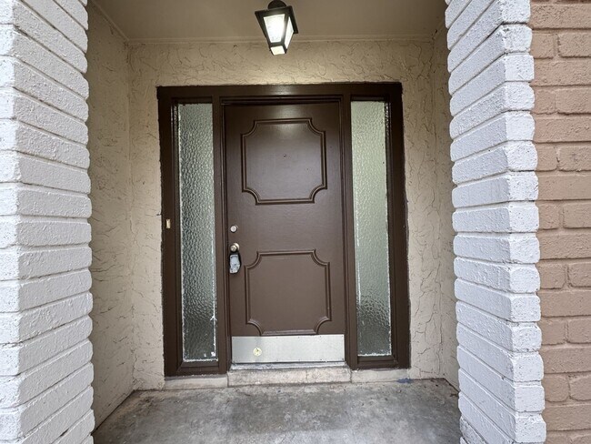 Building Photo - Fully renovated. This 3BD/2.5BA two-story home in Babcock Place has been completely updated