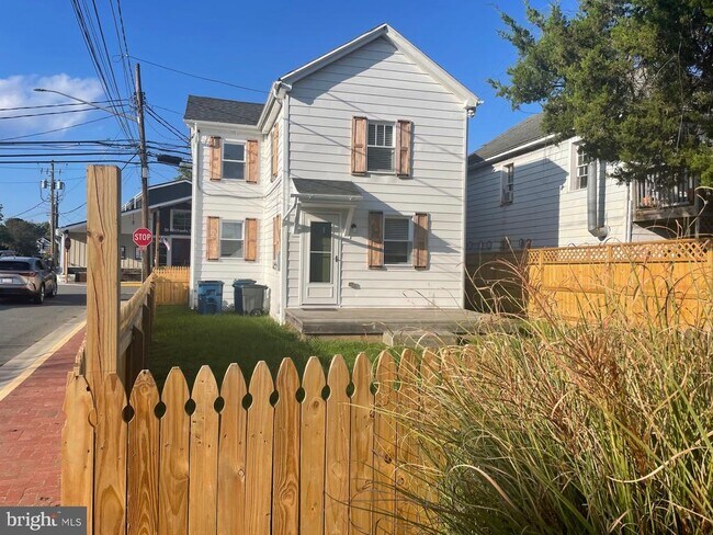 Foto del edificio - 108 Railroad Ave