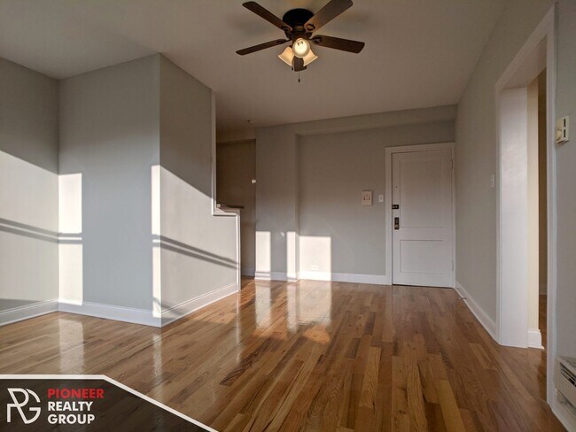 Building Photo - 812 W Diversey Pky