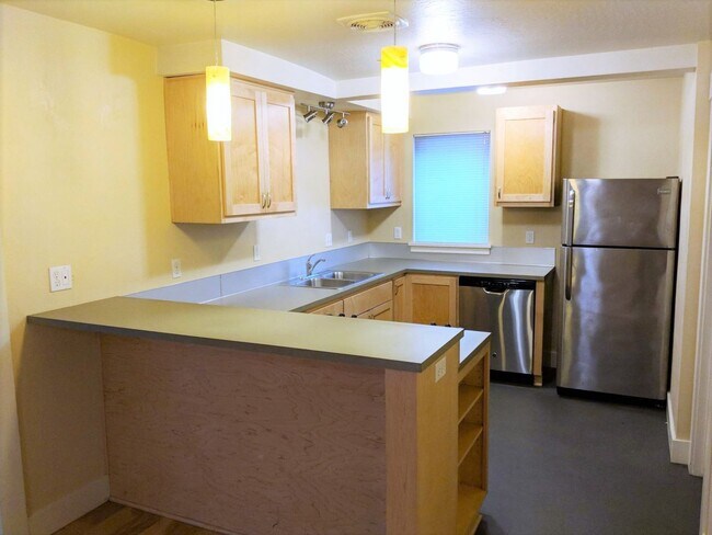 Foto del edificio - Updated 3 bedroom/3 bathroom duplex at E. ...