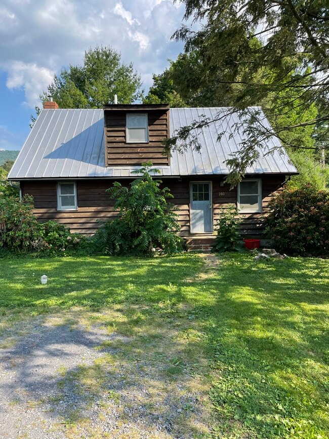 Building Photo - 202 W Pine St