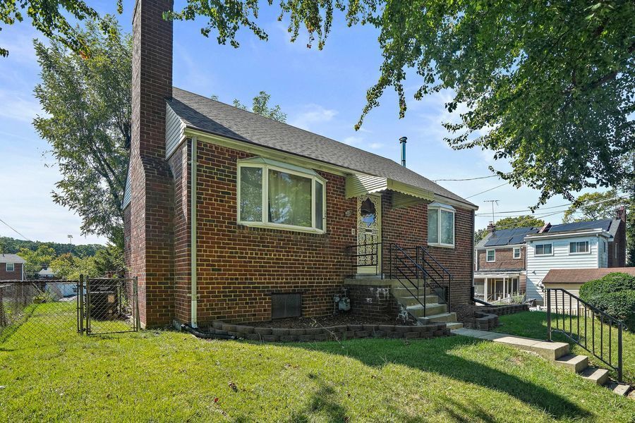 Primary Photo - Fantastic Home in Fort Dupont Park! Parkin...