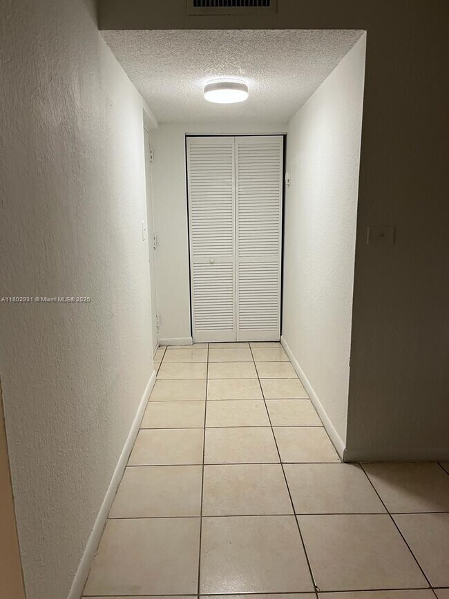 Foto del edificio - 17500 NW 68th Ave