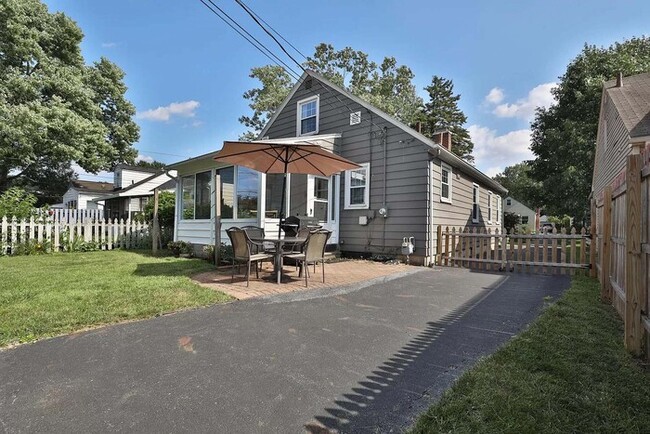 Building Photo - 3 bedroom home in Clintonville