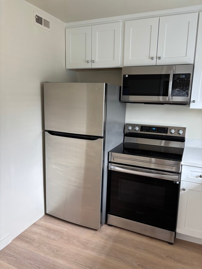 Stainless appliances - 912 Roosevelt St