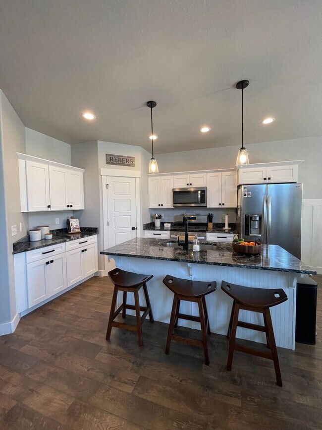 Foto del edificio - 3 Bed / 2.5 Bath Beautiful Lehi Home – $2,...