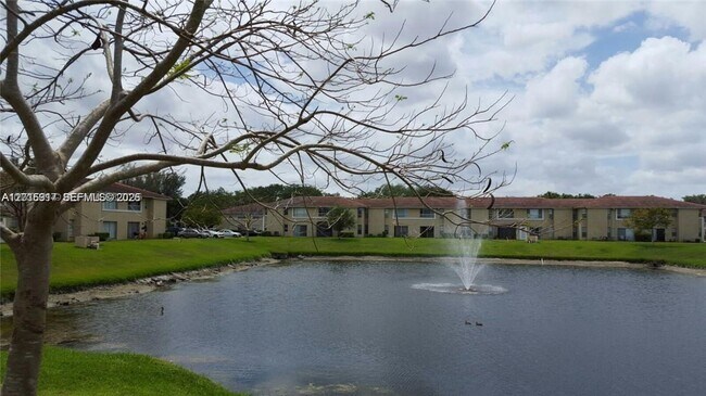 Foto del edificio - 895 Twin Lakes Dr