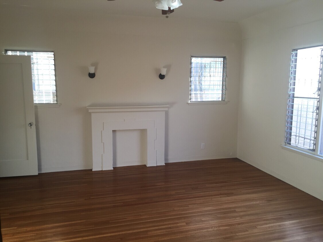 Primary Photo - 422 N Hayworth Ave
