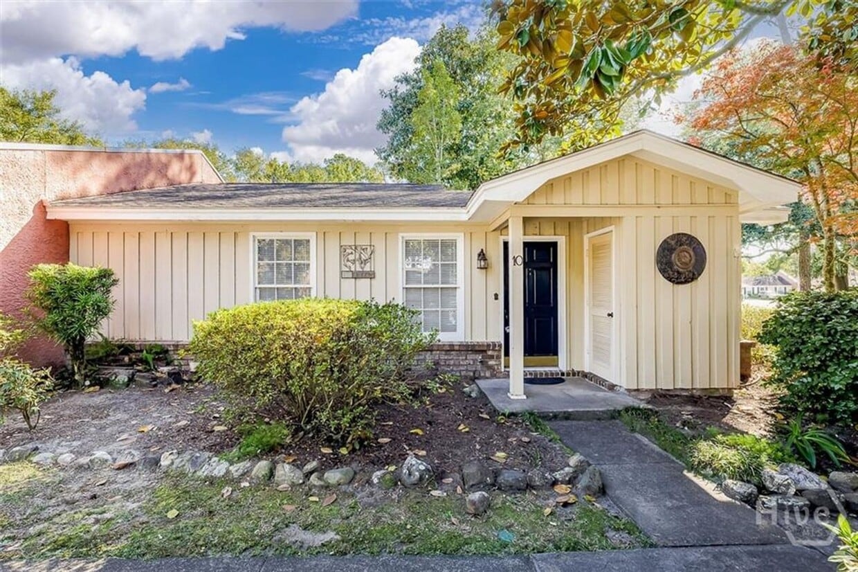 Building Photo - Charming end-unit condo located in Wilmington Island Townehomes