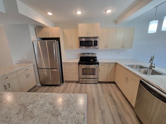 Photo du bâtiment - 1001 7 Ave