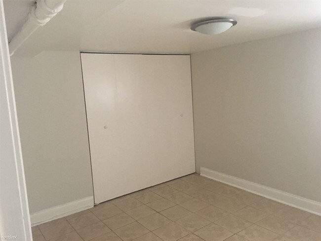 Foto del edificio - 2 br, 1 bath Apartment - 5828 W Wilson Ave