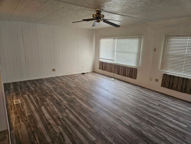 Building Photo - 2 Bedroom Mobile Close to the River