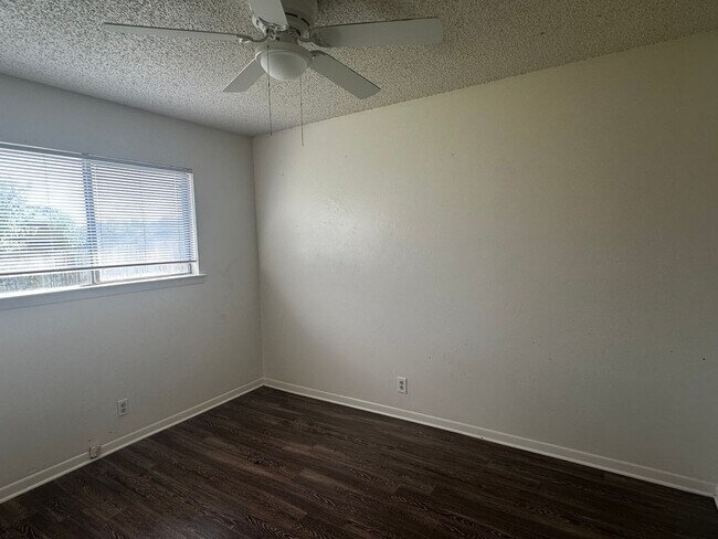 Building Photo - Lockwood Properties4 (900 Sahara Ave)