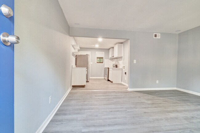 Building Photo - 575 Springwood Dr