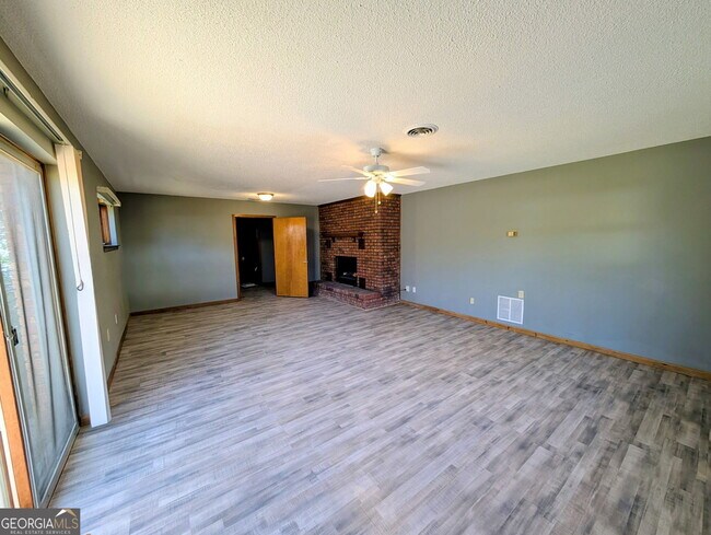 Foto del edificio - 96 Glencrest Dr