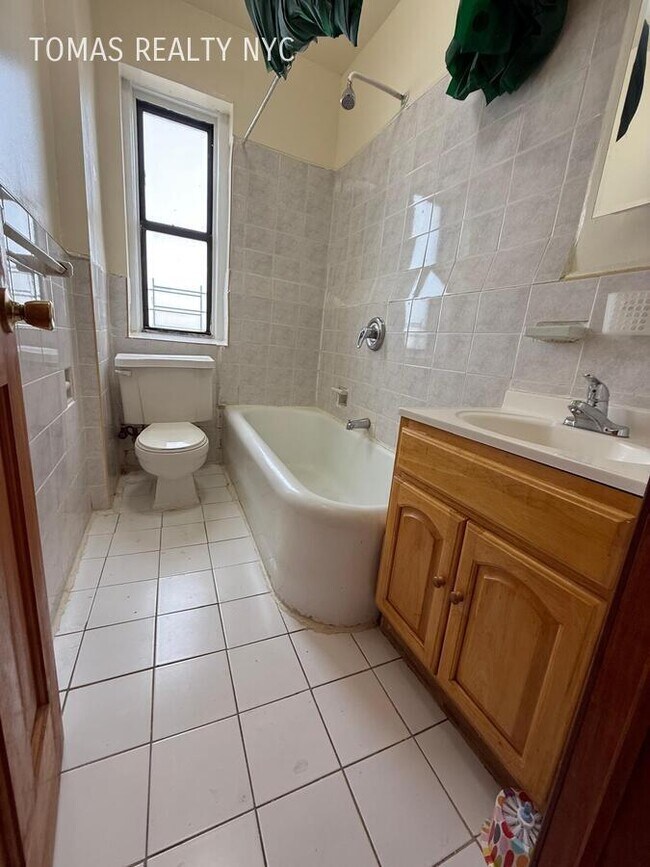 Foto del edificio - 710 E 235th St