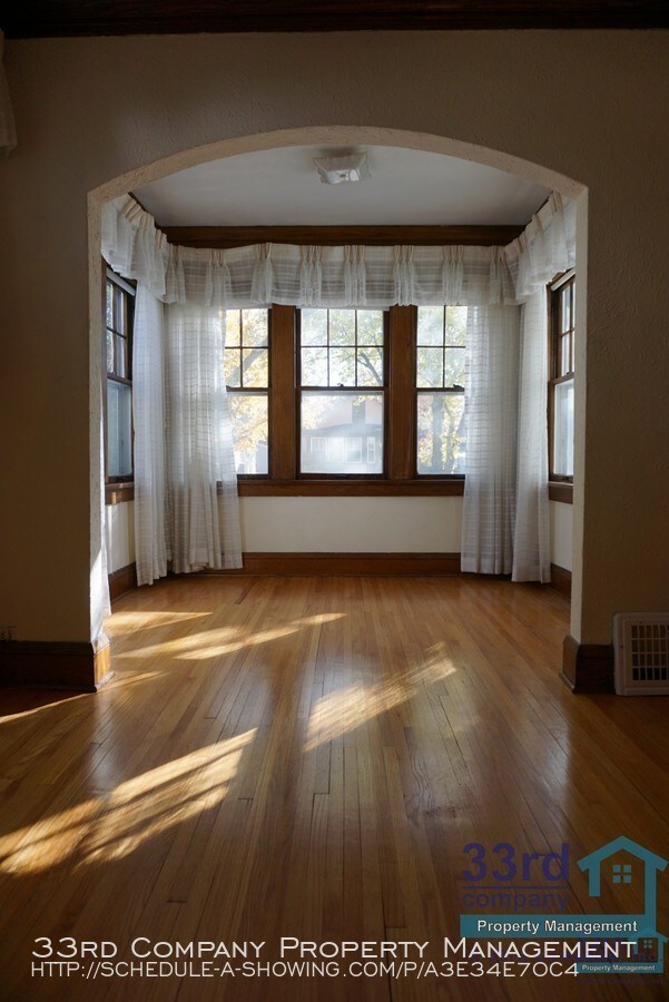 Building Photo - 1321 W James Ave