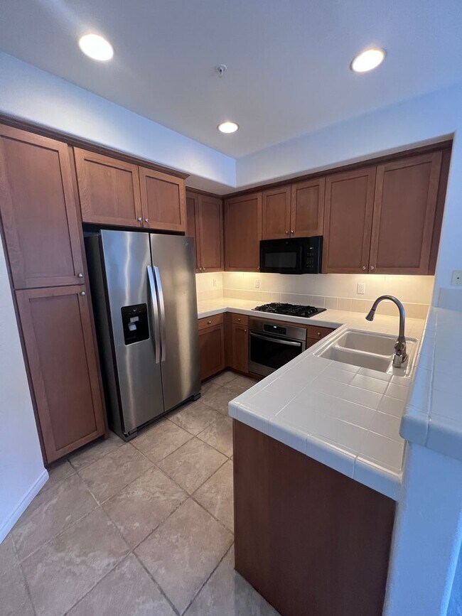 Foto del edificio - 2 Bed 2.5 Bath Townhome In The Spectrum Community For Lease