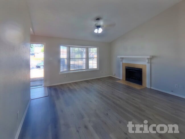 Building Photo - 4652 Baytree Dr