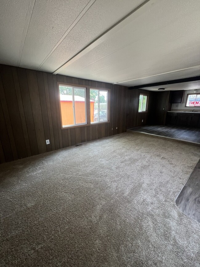 Building Photo - Log Lane Village 2 bedroom & 1 bathroom - ...