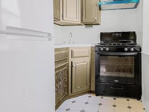 Building Photo - 186 W 80th St