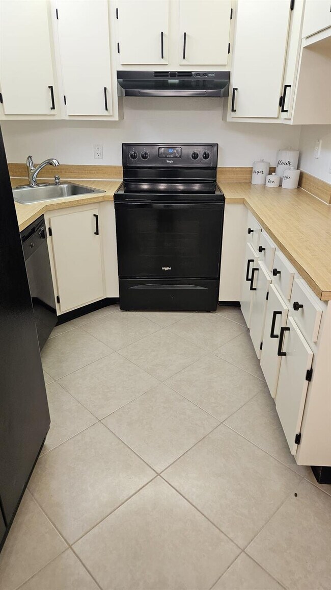 Building Photo - 721 Sunny Pine Way